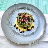 Ein Teller mit Reis und Linsen