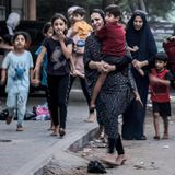 Frauen und Kinder fliehen eine Straße in Gaza-Stadt entlang. Die Angst ist ihnen ins Gesicht geschrieben.