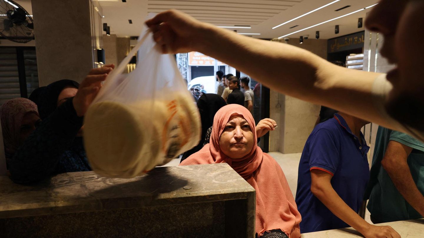 Menschen stehen in einer Bäckerei im Gazastreifen für Brot an. Wie lange die Vorräte ohne Hilfslieferungen reichen, ist unklar