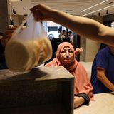 Menschen stehen in einer Bäckerei im Gazastreifen für Brot an. Wie lange die Vorräte ohne Hilfslieferungen reichen, ist unklar