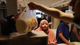 Menschen stehen in einer Bäckerei im Gazastreifen für Brot an. Wie lange die Vorräte ohne Hilfslieferungen reichen, ist unklar