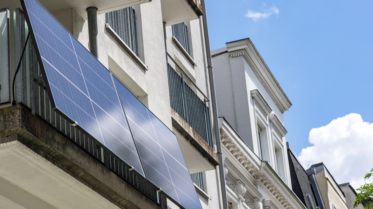 Balkonkraftwerke helfen beim Energie- und Geldsparen. Bei eBay gibt es ein Modell mit vier Solarmodulen für 669 Euro.