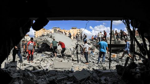 Bewohner von Khan Yunis im südlichen Gazastreifen inspizieren die Trümmer eines bombardierten Gebäudes.