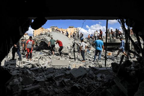 Bewohner von Khan Yunis im südlichen Gazastreifen inspizieren die Trümmer eines bombardierten Gebäudes.