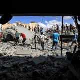 Bewohner von Khan Yunis im südlichen Gazastreifen inspizieren die Trümmer eines bombardierten Gebäudes.