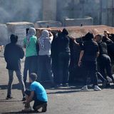 Jugendliche und junge Männer liefern sich in Hebron im Westjordanland gewaltsame Auseinandersetzungen mit israelischen Sicherheitskräften. Der Raketeneinschlag in einem Krankenhaus im Gazastreifen hat ihre Wut angefacht – obwohl mehr darauf hindeutet, dass die Rakete von der Hamas abgefeuert wurde