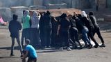 Jugendliche und junge Männer liefern sich in Hebron im Westjordanland gewaltsame Auseinandersetzungen mit israelischen Sicherheitskräften. Der Raketeneinschlag in einem Krankenhaus im Gazastreifen hat ihre Wut angefacht – obwohl mehr darauf hindeutet, dass die Rakete von der Hamas abgefeuert wurde