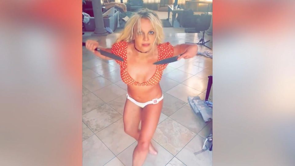 Oops!…She Did It Again: Britney Spears tanzt wieder mit Messern.