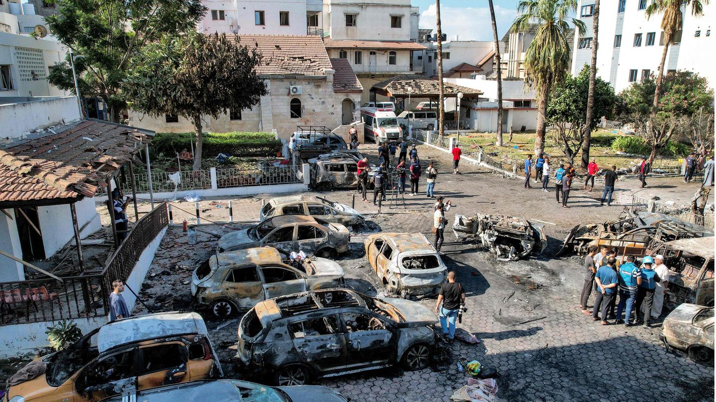 Das Al-Ahli-Arab-Krankenhaus im Gazastreifen wurde am Dienstag mutmaßlich von einer Rakete getroffen