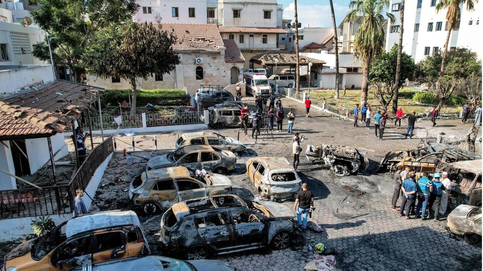 Das Al-Ahli-Arab-Krankenhaus im Gazastreifen wurde am Dienstag mutmaßlich von einer Rakete getroffen