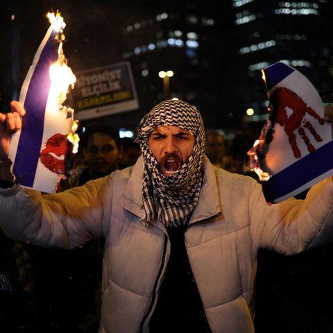 Ein Demonstrant nahe dem Israel-Konsulat in Istanbul, am Tag nach der Explosion im Gazastreifen