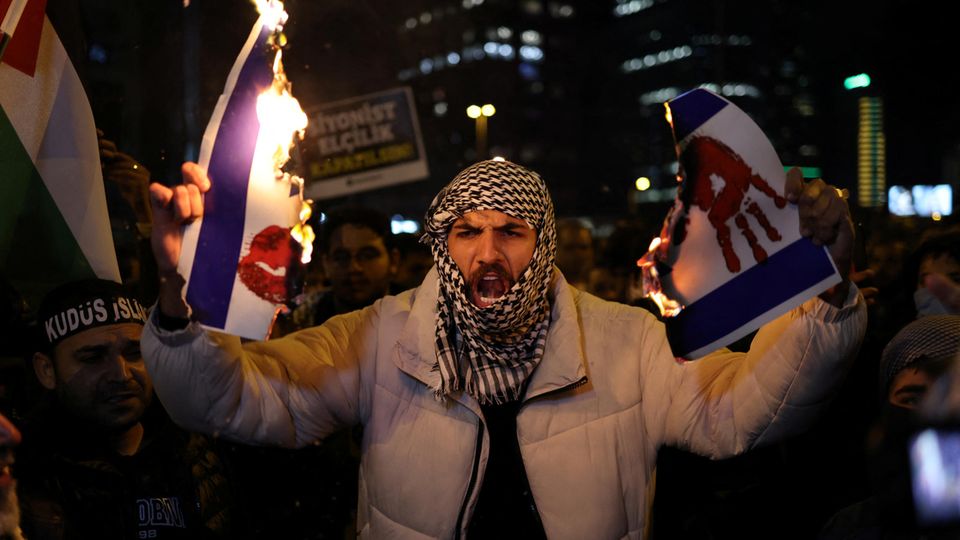 Ein Demonstrant nahe des israelischen Konsulats in Istanbul, am Tag nach der Explosion im Gaza-Streifen. 