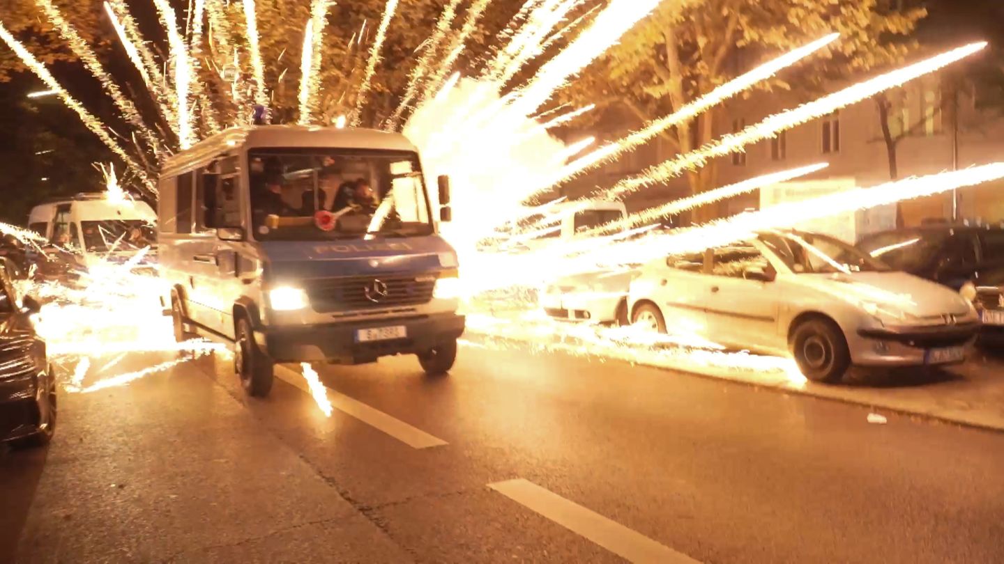 Protests over the Middle East conflict: Police throw firecrackers and bottles at them