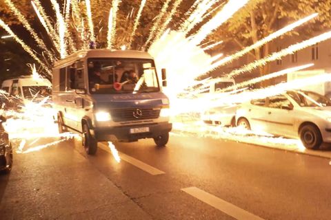 Menschen in Berlin demonstrieren zum Nahost-Konflikt – Die Polizei wird zum Teil mit Feuerwerkskörpern beworfen