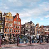 Die niederländische Hauptstadt Amsterdam ist ein beliebtes Reiseziel für Städtetrips und Kreuzfahrten. Deshalb wird es vor allem in der Hauptsaison auch ziemlich voll in der Stadt. Im nächsten Jahr sollen Übernachtungsgäste und Tagesausflügler nun tiefer in die Tasche greifen, wenn sie die Stadt der Brücken besuchen wollen. Laut dem aktuellen Haushaltsplan der Stadt soll die Touristensteuer in 2024 um 12,5 Prozent angehoben werden. Hester van Buren, stellvertretende Bürgermeisterin für Finanzen, erklärt die konkreten Auswirkungen an einem Beispiel: "Bei einem durchschnittlichen Zimmerpreis von 175 Euro pro Person bedeutet dies eine Erhöhung von 15,25 Euro auf 21,80 Euro pro Nacht im Jahr 2024. Die Steuer für Kreuzfahrtpassagiere steigt von 8 Euro auf 11 Euro pro Besucher und Tag." Das ist eine weitere Maßnahme der Stadt, um gegen den Massentourismus vorzugehen und die Infrastruktur zu unterstützen. 