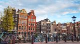 Die niederländische Hauptstadt Amsterdam ist ein beliebtes Reiseziel für Städtetrips und Kreuzfahrten. Deshalb wird es vor allem in der Hauptsaison auch ziemlich voll in der Stadt. Im nächsten Jahr sollen Übernachtungsgäste und Tagesausflügler nun tiefer in die Tasche greifen, wenn sie die Stadt der Brücken besuchen wollen. Laut dem aktuellen Haushaltsplan der Stadt soll die Touristensteuer in 2024 um 12,5 Prozent angehoben werden. Hester van Buren, stellvertretende Bürgermeisterin für Finanzen, erklärt die konkreten Auswirkungen an einem Beispiel: "Bei einem durchschnittlichen Zimmerpreis von 175 Euro pro Person bedeutet dies eine Erhöhung von 15,25 Euro auf 21,80 Euro pro Nacht im Jahr 2024. Die Steuer für Kreuzfahrtpassagiere steigt von 8 Euro auf 11 Euro pro Besucher und Tag." Das ist eine weitere Maßnahme der Stadt, um gegen den Massentourismus vorzugehen und die Infrastruktur zu unterstützen. 