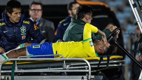 Neymar wird in Montevideo vom Spielfeld gebracht und wird lange ausfallen