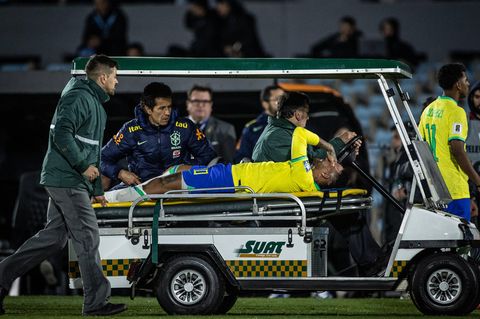 Neymar wird in Montevideo vom Spielfeld gebracht und wird lange ausfallen