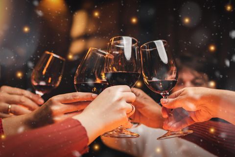 Eine Gruppe stößt mit Wein aus einem Wein-Adventskalender an