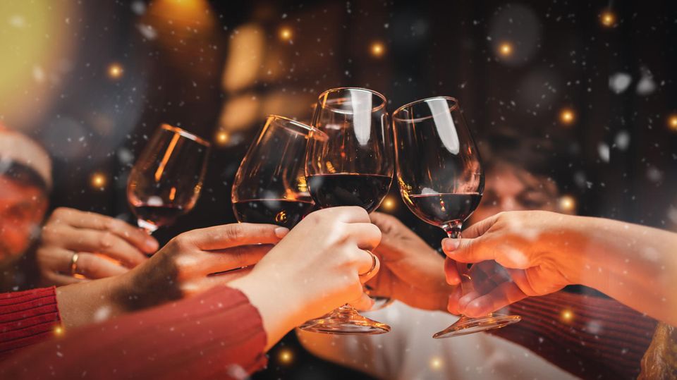Eine Gruppe stößt mit Wein aus einem Wein-Adventskalender an
