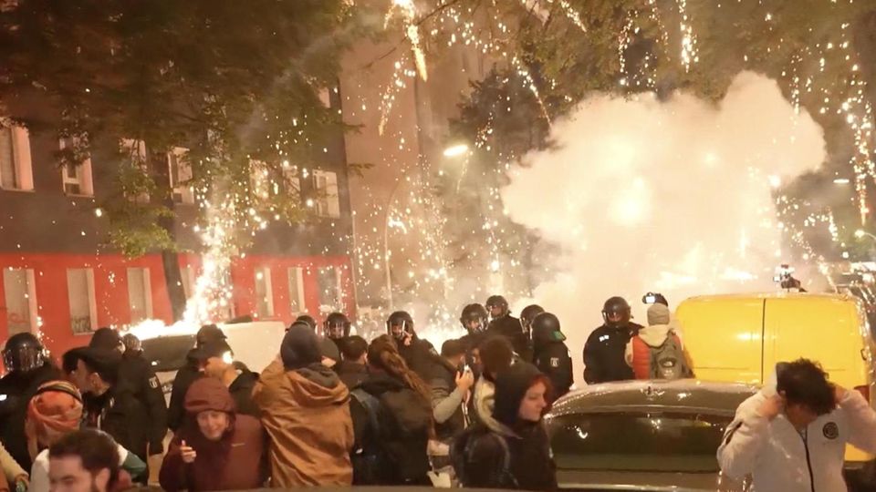 Reem Alabali-Radovan: "Nicht alle in einen Topf werfen" – Antirassismus-Beauftragte über Demonstranten in Berlin-Neukölln