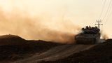 Die israelische Bodenoffensive hat auch zehn Tage nach der Attacke der Hamas nicht begonnen. Diese Panzer-Patrouille kontrolliert entlang der Grenze zum Gazastreifen