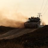 Die israelische Bodenoffensive hat auch zehn Tage nach der Attacke der Hamas nicht begonnen. Diese Panzer-Patrouille kontrolliert entlang der Grenze zum Gazastreifen