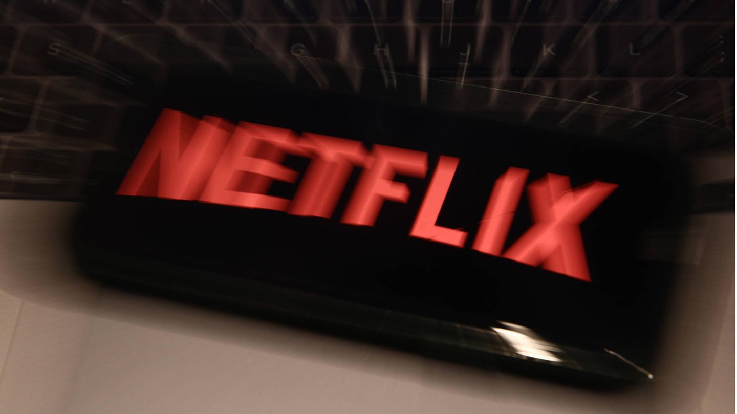 Verschwommenes Netflix-Logo auf schwarzem Hintergrund