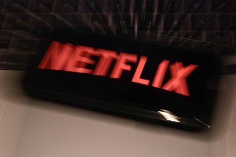 Verschwommenes Netflix-Logo auf schwarzem Hintergrund