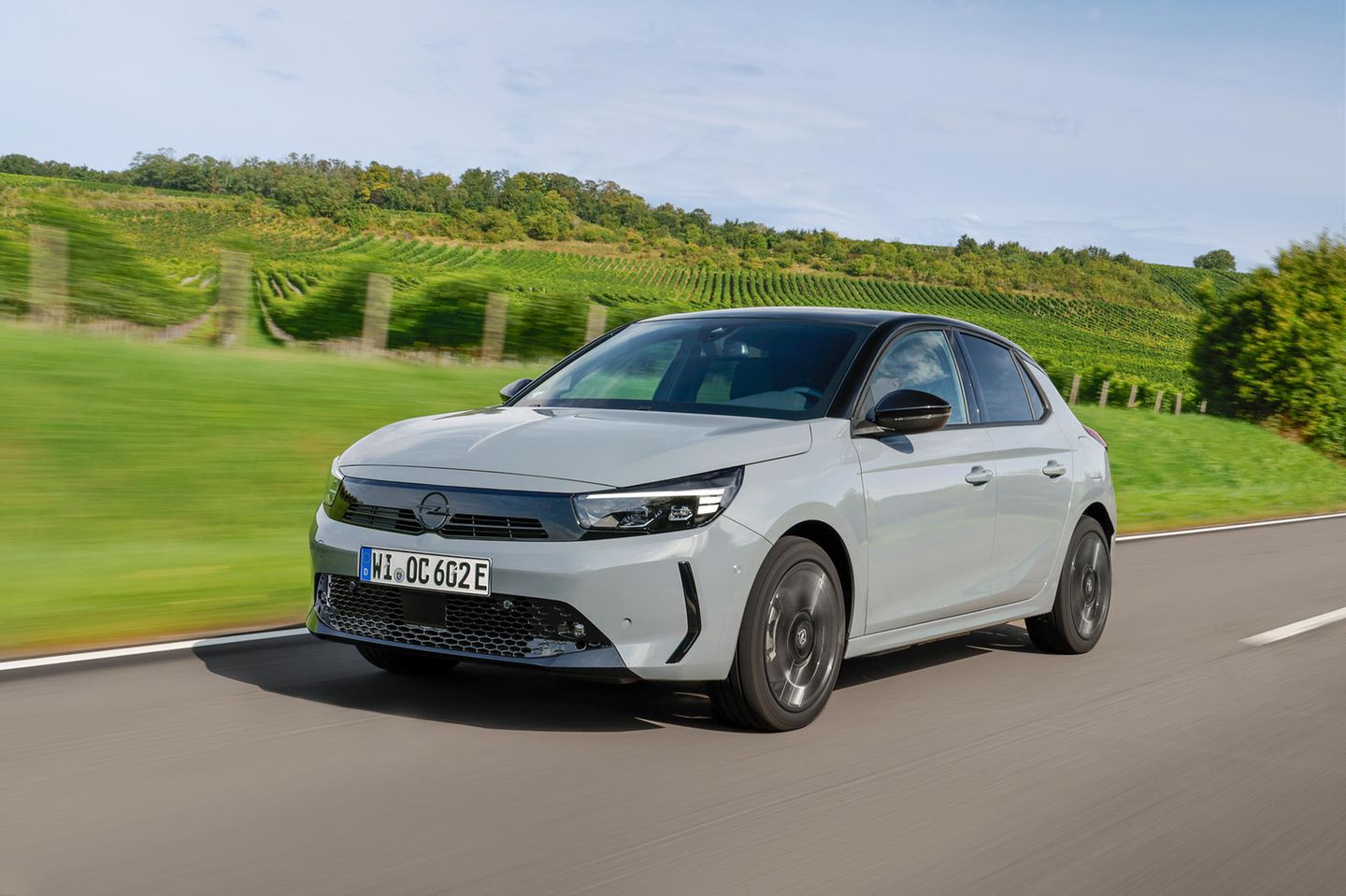 Wendig auf Landstrassen: Der neue Corsa Electric in der Version GS Long Range, Farbe "Grafik Grau"