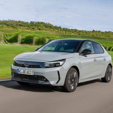 Wendig auf Landstrassen: Der neue Corsa Electric in der Version GS Long Range, Farbe "Grafik Grau"