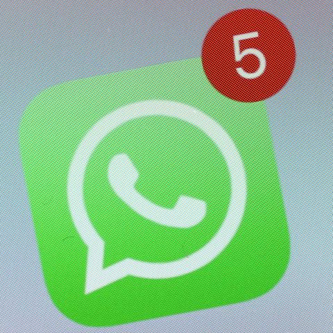 Grünes WhatsApp-Logo mit roter Benachrichtigung über 5 ungelesene Nachrichten