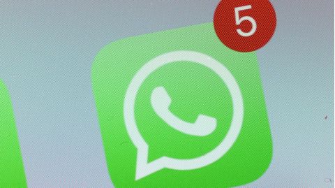 Grünes WhatsApp-Logo mit roter Benachrichtigung über 5 ungelesene Nachrichten