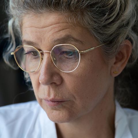 Israel Forensikerin: Eine Frau mit Brille schaut mit ernstem Blick nach unten