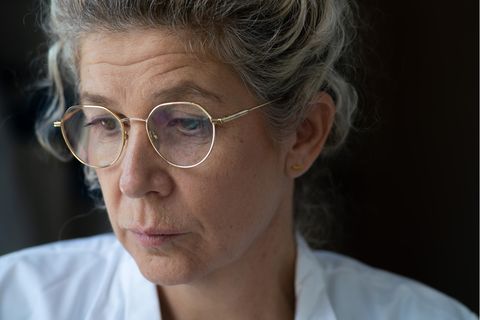 Israel Forensikerin: Eine Frau mit Brille schaut mit ernstem Blick nach unten