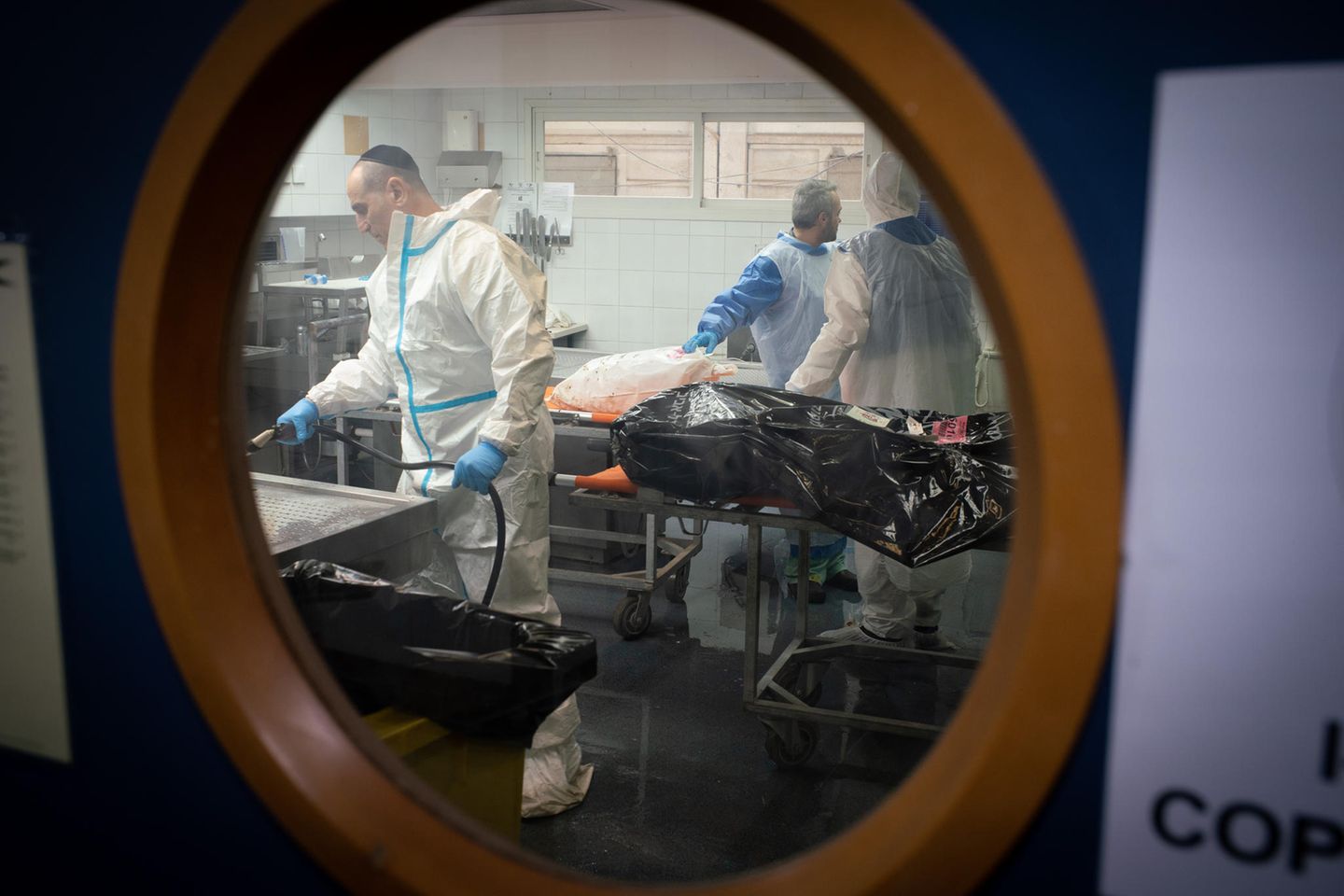 Institut für forensische Medizin in Tel Aviv: Drei Männer in Schutzanzügen über einem Leichensack