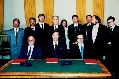 Die Hauptakteure des Osloer Abkommens auf einem Gruppenfoto