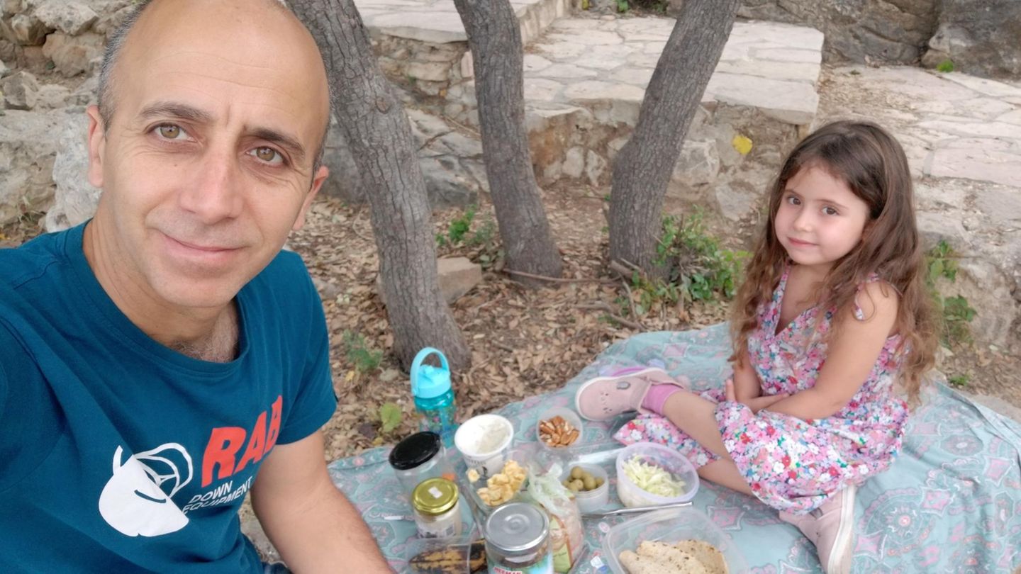 Omri mit seiner sechsjährigen Tochter beim Picknick
