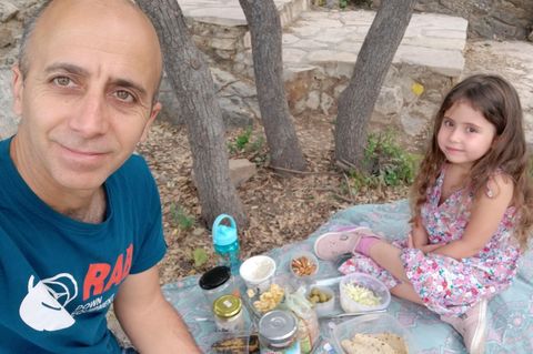 Omri mit seiner sechsjährigen Tochter beim Picknick