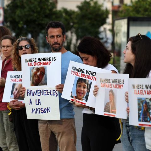 Angehörige und Freunde der seit dem Anschlag von Hamas am 7. Oktober Vermissten protestieren in Tel Aviv
