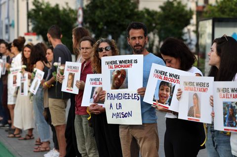 Angehörige und Freunde der seit dem Anschlag von Hamas am 7. Oktober Vermissten protestieren in Tel Aviv