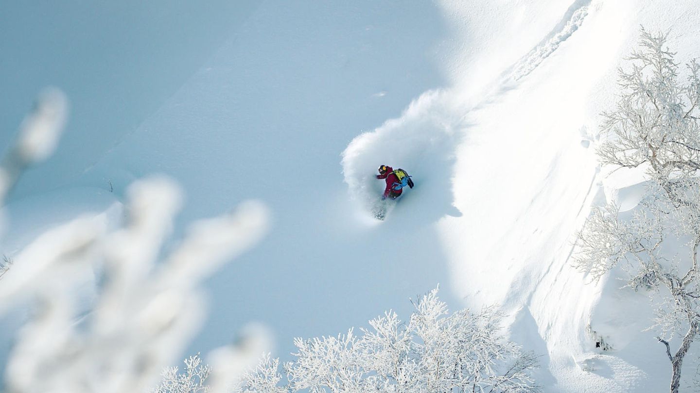 Auch Japan kann Schnee: Die finnische Profi-Snowboarderin Enni Rukajärvi nutzt die Abfahrt des "Japow" im japanischen Hokkaido 