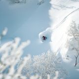 Auch Japan kann Schnee: Die finnische Profi-Snowboarderin Enni Rukajärvi nutzt die Abfahrt des "Japow" im japanischen Hokkaido 