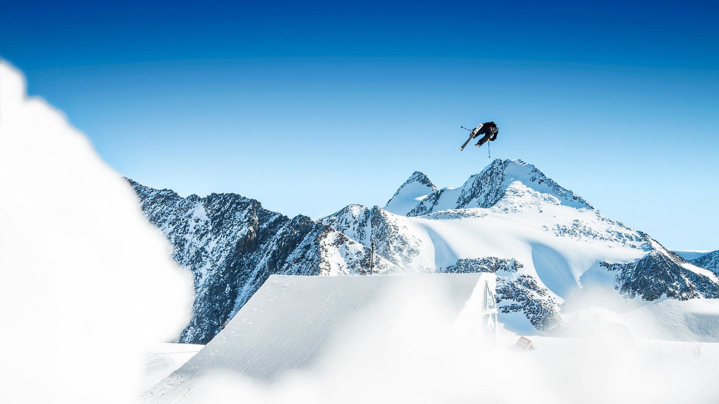 Bildband: Der Schweizer Freestyle-Skier Fabian Bösch trainiert im Stubai Prime Park in Österreich neue Stunts Der Schweizer Freestyle-Skier Fabian Bösch trainiert im Stubai Prime Park in Österreich neue Stunts