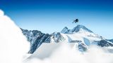 Der Schweizer Freestyle-Skier Fabian Bösch trainiert im Stubai Prime Park in Österreich neue Stunts