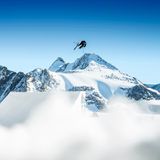 Der Schweizer Freestyle-Skier Fabian Bösch trainiert im Stubai Prime Park in Österreich neue Stunts