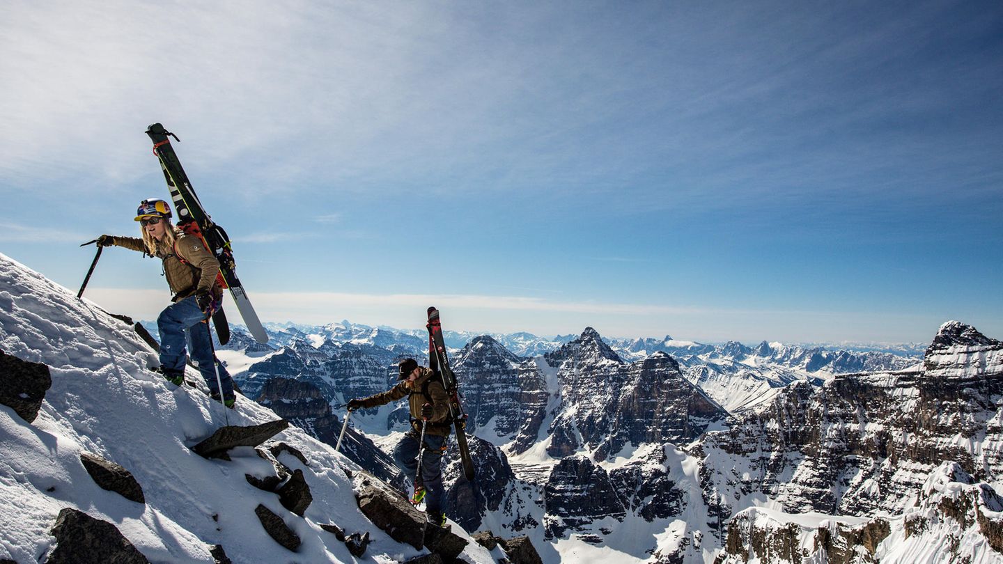 Der Banff Nationalpark in Alberta gehört zu den beliebtesten Regionen in Kanada für Skiabenteuer. Die Profi-Skifahrer John Collinson und Ian McIntosh erklimmen hier den Mount Lefroy
