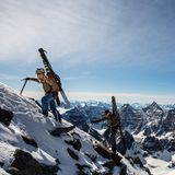 Der Banff Nationalpark in Alberta gehört zu den beliebtesten Regionen in Kanada für Skiabenteuer. Die Profi-Skifahrer John Collinson und Ian McIntosh erklimmen hier den Mount Lefroy