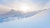 Øystein Bråten, Tiril Sjåstad Christiansen und Stian Hagen sind norwegische Freestyle-Skier – und durchqueren gemeinsam die malerische Schneewelt von Jotunheimen in ihrem Heimatland
