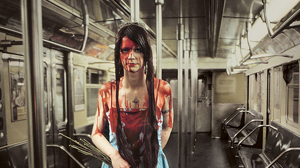 Es wäre spät gewesen, der Wagon komplett leer. "Carrie" sei grade dabei gewesen auszusteigen, erzählt Licht. So hatte er nur Zeit für zwei Fotos. Eins war verwackelt, das andere hat es ins Buch geschafft. In der Nacht hätte Licht das Kostüm der Frau nicht erkannt, berichtet er. Erst einige Jahre später wurde er von einem Freund auf den gleichnamigen Roman von Stephen King aufmerksam gemacht